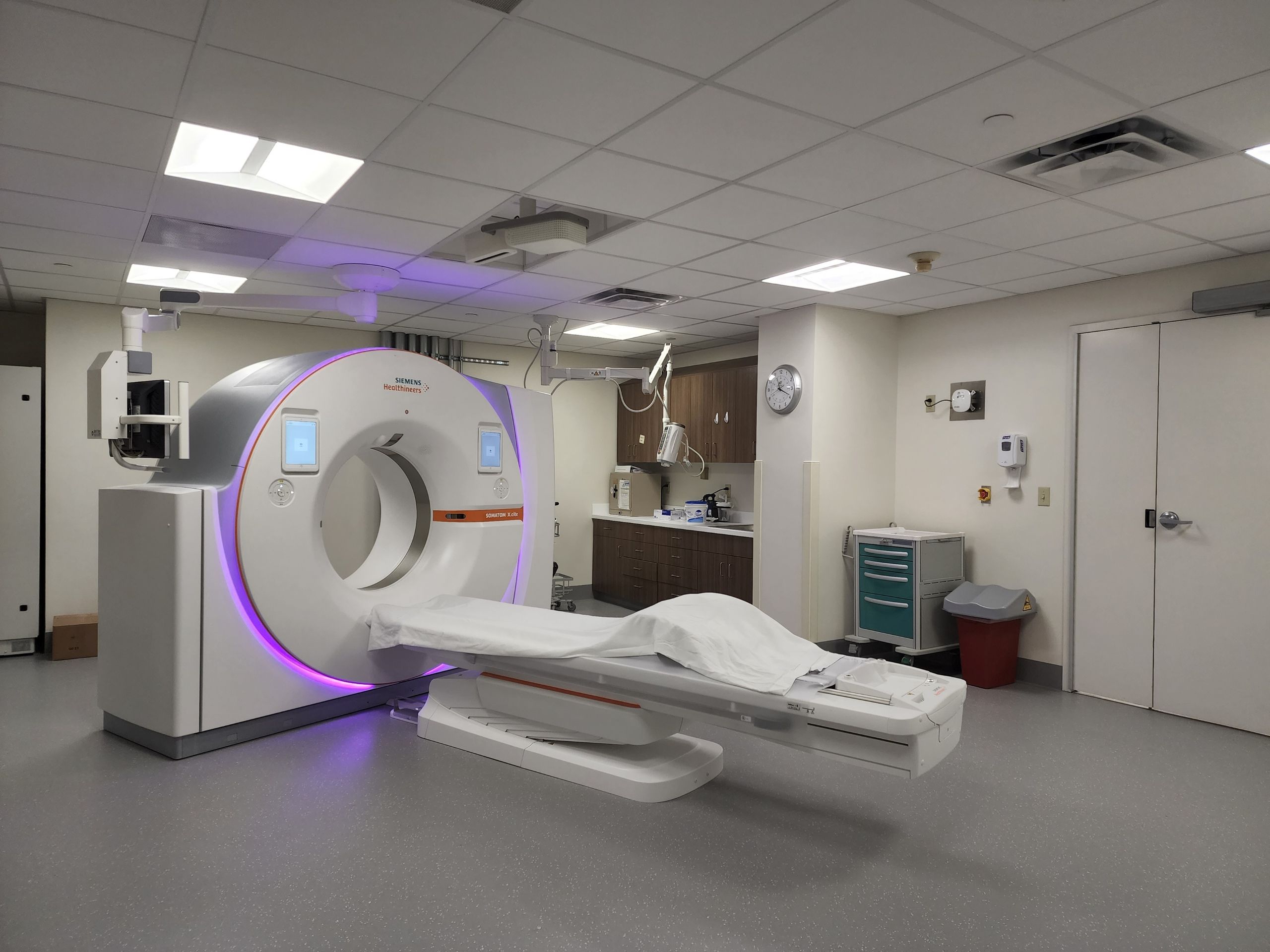 Diagnostic cross-sectional imaging suite with CT scanner and examination table